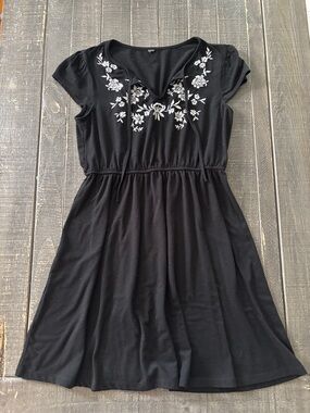 Black Floral-Embroidered Short Sleeve Dress